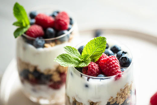 Grekisk yoghurt med granola, bär och honung